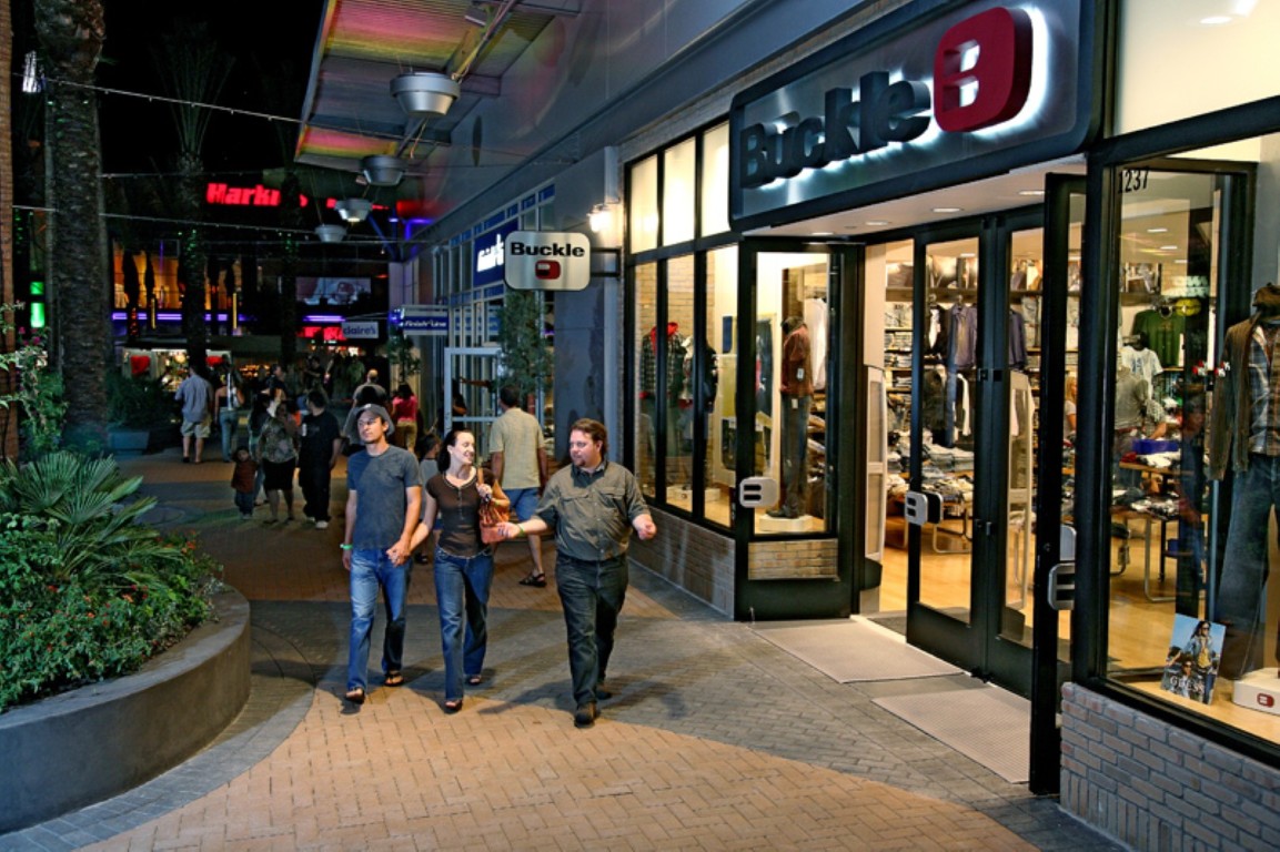 Tempe Marketplace retail corridor photo