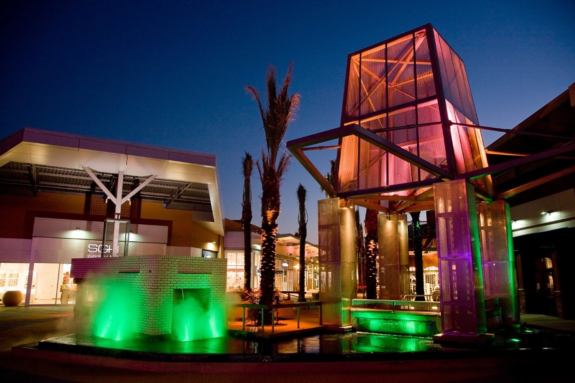 Tempe Marketplace fountain and outdoor plaza photo